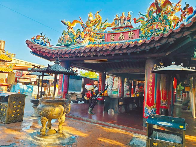 新冠肺炎确诊个案到过南投竹山紫南宫，一向香火鼎盛的庙宇不见参拜人潮，竹山镇清洁队13日展开消毒。（竹山镇公所提供／廖志晃南投传真）