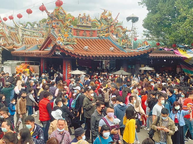 图为今年春节大年初一紫南宫虽然没有发钱母，还是人潮满满。（本报资料照片）