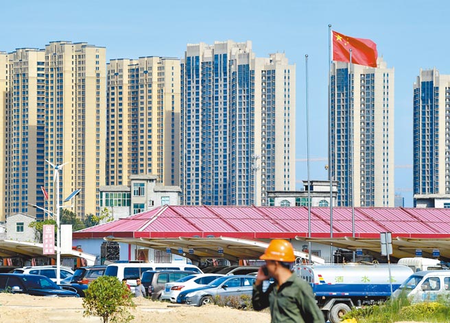 大陆财政部等多部门11日在北京召开关于房地产税改革试点的座谈会，被解读房地产税呼之欲出。图为福建平潭正在建设的房地产大楼。（中新社）