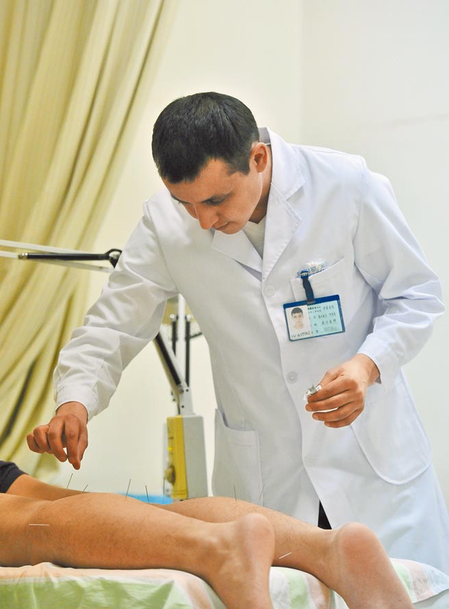 新冠肺炎疫情爆发后，中医药发挥了重要作用。大陆国家主席习近平近日指出，经过抗击新冠疫情等重大传染病后，对中医药的作用有了更深的认识，未来要进一步发展中医药，走中西医结合的道路，图为中医师为患者做针灸治疗。（新华社）