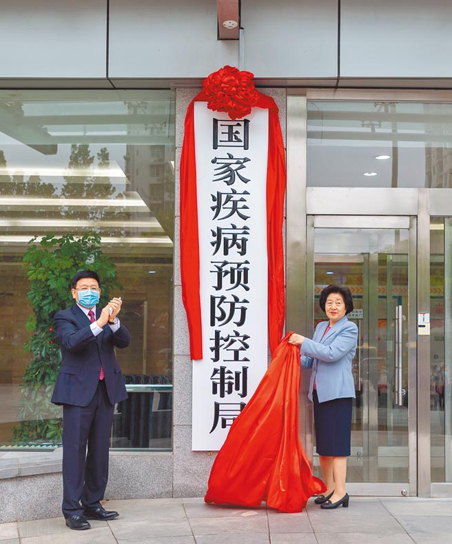 大陸國家疾病預防控制局13日舉行掛牌儀式，由分管衛生的大陸國務院副總理孫春蘭（右）揭牌。（新華社）