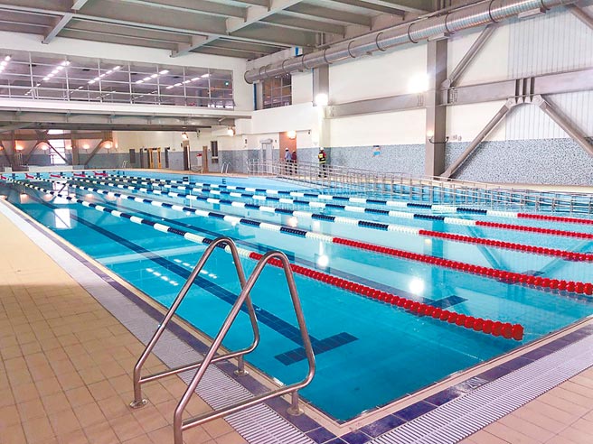 桃園市長鄭文燦宣布，至6月8日前，公有泳池全部暫停營業，除了省水也防疫。（賴佑維攝）