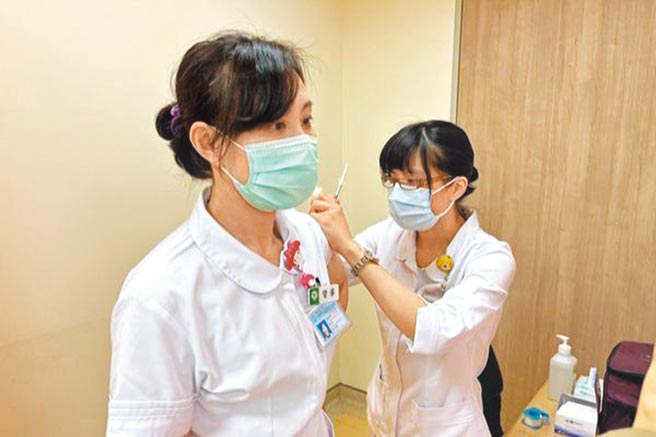 本土新冠肺炎疫情趋于严峻，不只民眾抢打疫苗，台南市医护人员接种情形也明显比疫情升温前踊跃。（曹婷婷摄）
