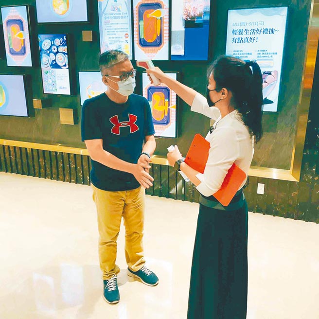 高雄「旭集」餐厅订位受疫情影响不大，业者针对客人量测体温。（业者提供／柯宗纬高雄传真）