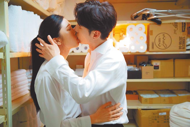 陈势安（右）在MV中与刘奕儿亲密吻戏。（索尼音乐提供）
