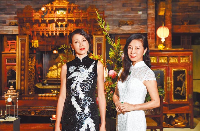 柯淑勤（左）在好姊妹方文琳的引领下与释本藏师父结缘，还一起出新书。（宏愿大千世界提供）