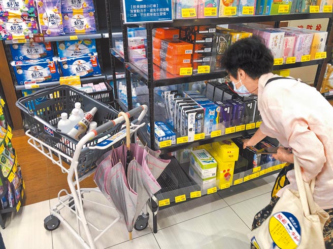 疫情升温，不少民眾抢购民生和防疫物资，业者也积极备货，图为全联中正延平店民眾选购口罩。（吴松翰摄）