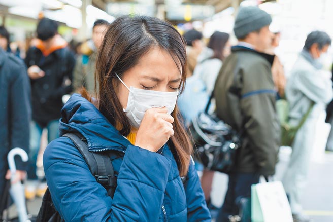 每当拿下或触碰口罩时，都会在不自觉中沾附到病毒，重新戴起时比较容易会感染到细菌。（旺旺水神提供）