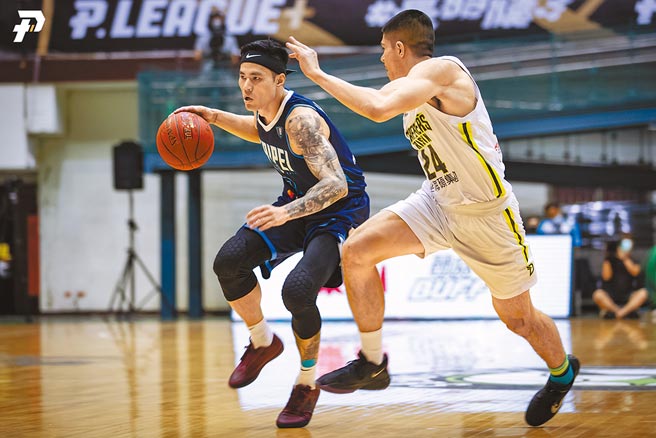 富邦勇士張宗憲（左）運球突破台新夢想家防守。（PLG提供）