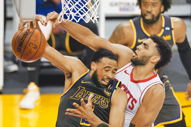 湖人后卫荷顿塔克（左）在火箭前锋兰姆面前抓下篮板球。（美联社）