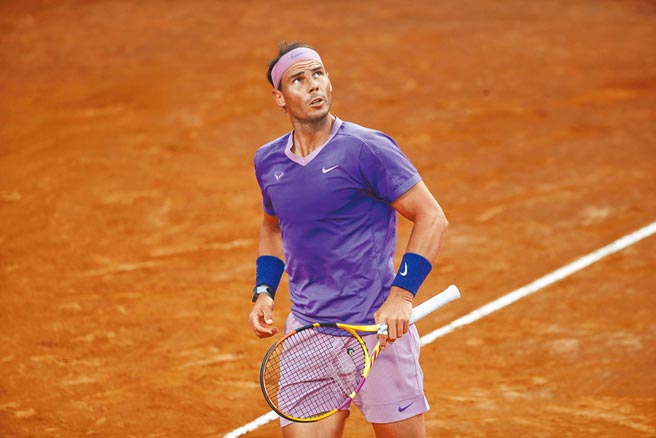 纳达尔在罗马网赛首战告捷，藉这比赛备战法网。（美联社）