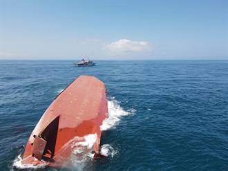 澎湖大陸籍抽砂船翻覆3人失蹤 海巡艦艇空勤直升機火速馳援