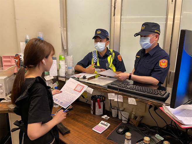 杨梅分局向辖内八大场所宣导停业事宜。（姜霏翻摄）
