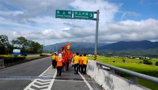 巧聖仙師開台祖廟環台遶境抵台東，遇本土疫情爆發，廟方不得已喊卡，提早乘車回駕台中東勢。（東勢巧聖仙師廟提供／王文吉台中傳真）