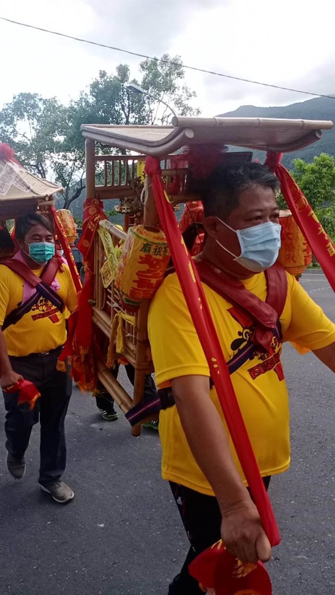 巧聖仙師開台祖廟環台遶境抵台東，遇諾富特本土病例激增，廟方要求隨行人員全程佩戴口罩。（東勢巧聖仙師廟提供／王文吉台中傳真）