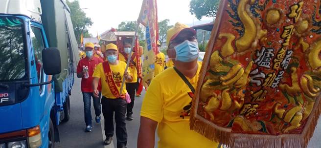 巧聖仙師開台祖廟環台遶境抵台東，遇諾富特本土病例激增，廟方要求隨行人員全程佩戴口罩。（東勢巧聖仙師廟提供／王文吉台中傳真）