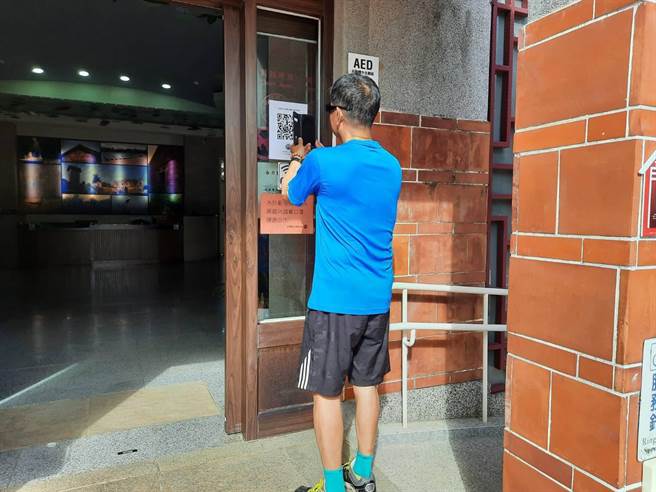 金管處實聯制登記新增QRcode掃描，可大幅減少因筆紙接觸的感染機率，確保遊客大眾的健康。（金管處提供）