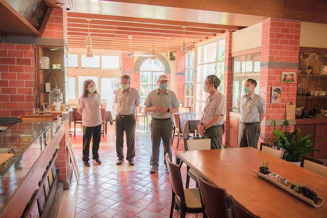 金管處長鄭瑞昌（右二）至各展館、賣店督導防疫整備現況。（金管處提供）