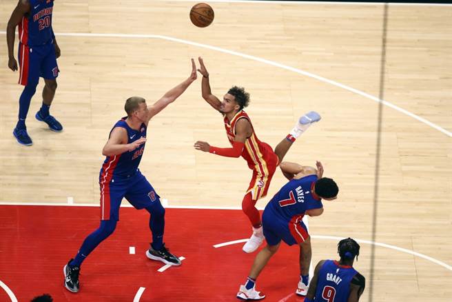 老鷹後衛崔楊(中)擅長在投籃時「吸引」對手犯規。（美聯社資料照）