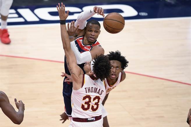 看着韦斯布鲁克打球，拿大三元简直太容易了。(美联社)