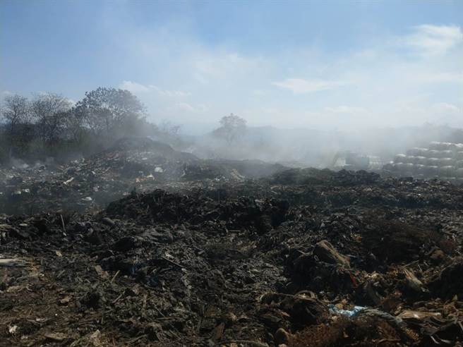 南投县名间乡公所垃圾卫生掩埋场12日发生火灾，歷经3天的抢救，上午已熄灭90％。（南投县消防局提供）