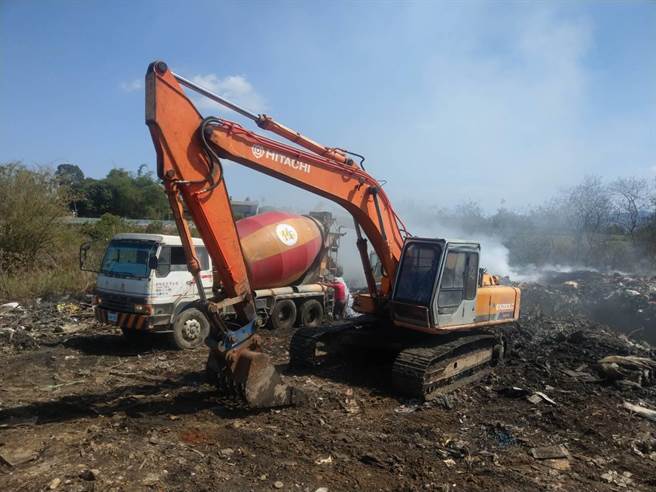 南投县名间乡公所垃圾卫生掩埋场12日发生火灾，上午配合挖土机开挖洒水降温，由清洁队继续处理善后中。（南投县消防局提供）
