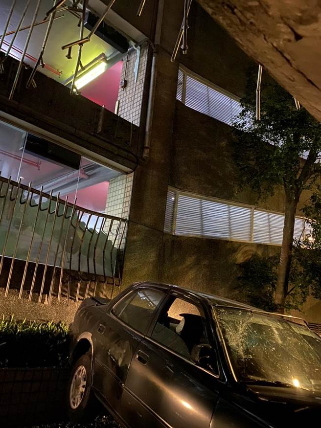 邱女疑疲勞駕駛，從停車場2樓墜落。（王揚傑翻攝）