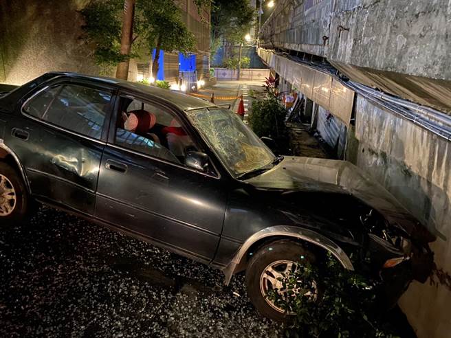 邱女疑疲勞駕駛，從停車場2樓墜落。（王揚傑翻攝）