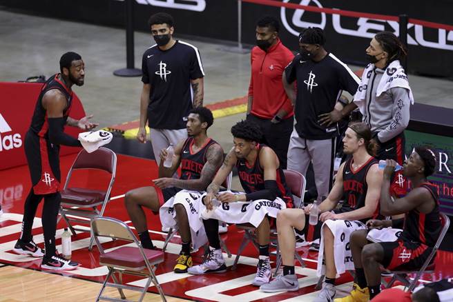 火箭后卫沃尔(左)在暂停期间怒骂队友表现太差。(美联社资料照)