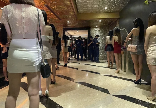 北市東區酒店暫停營業前最後一夜，酒店小姐露雪白大腿排排站受檢。(戴志揚翻攝)