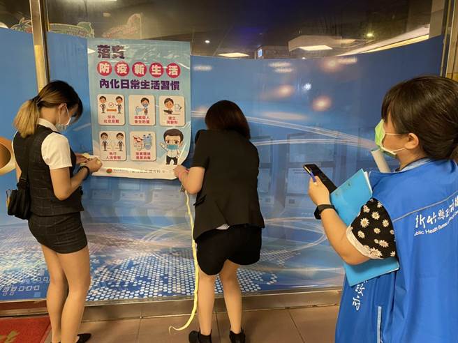 新竹縣警察局會同縣府聯合稽查小組，14日晚間前往8大場所稽查，勸導業者遵守防疫規定如實聯制等。（翻攝照片／莊旻靜新竹傳真）