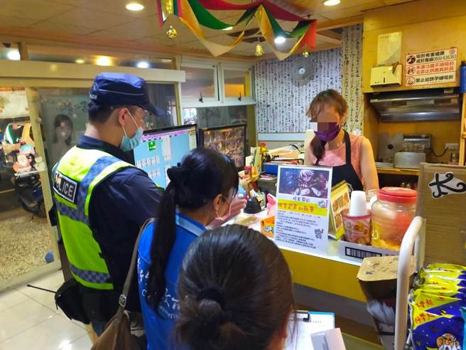 新竹縣警察局會同縣府聯合稽查小組，14日晚間前往8大場所稽查，勸導業者遵守防疫規定如實聯制等。（翻攝照片／莊旻靜新竹傳真）