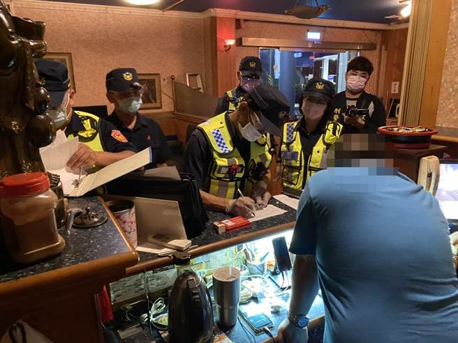 新營警分局在14日晚間查獲2家業者未依規定實施實聯制登記。（警方提供／張毓翎台南傳真）