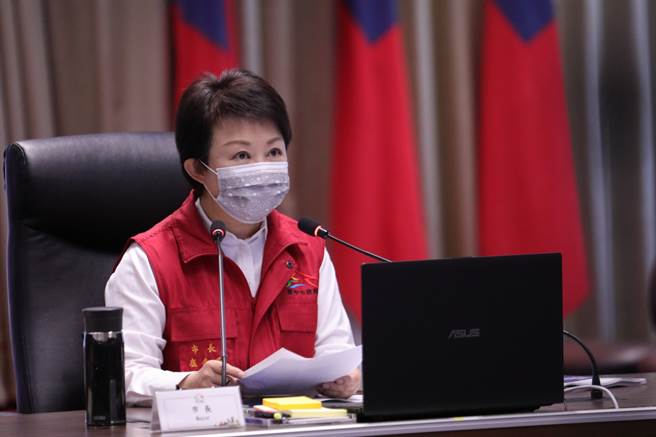 台中市长今(15)日召开防疫兵推，正式宣布3大管制措施并强调:疫情当前，没有人是局外人。(图:台中市政府提供)
