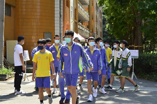 桃园高中试场秩序良好，考生都有戴口罩。（赖佑维摄）