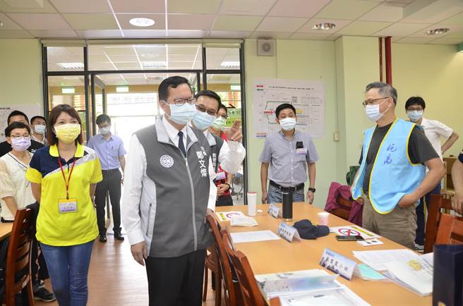 桃园市长郑文灿视察考场，秩序良好。（赖佑维摄）
