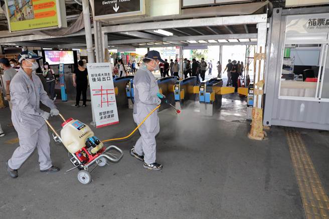 台南市政府卫生局通报台铁台南车站有染疫乘客从板桥搭车到台南，台南车站已进行消毒。图为先前台南市政府环保局前往台南车站进行消毒作业。（本报资料照片）