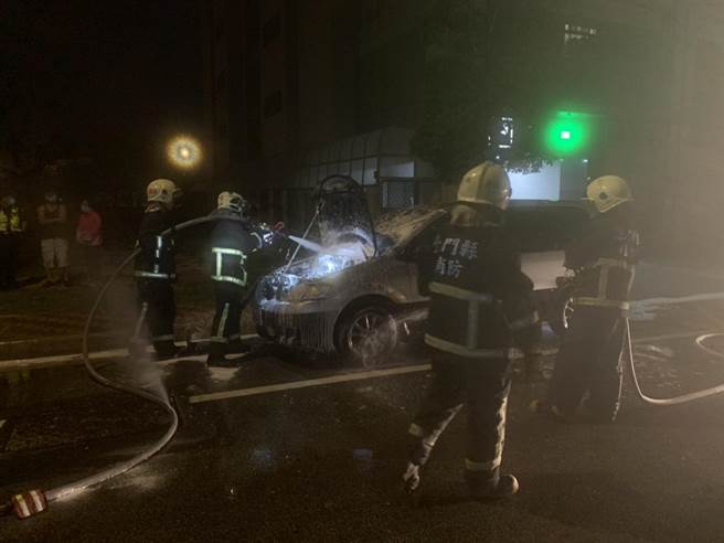 金門金湖重劃區京門大樓前，今天清晨發生一起「火燒車」意外，金湖消防分隊小隊長李永明帶領2車7人馳抵現場搶救。（金門縣消防局提供）