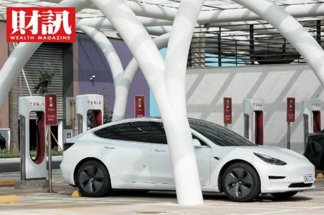 根據《財訊》報導，特斯拉從四月開始，其最新版的FSD自動駕駛軟體就不再使用毫米波雷達，這顯示馬斯克下定決心要棄用雷達，也可能代表了自動駕駛系統的另一次革新。(圖/財訊提供)