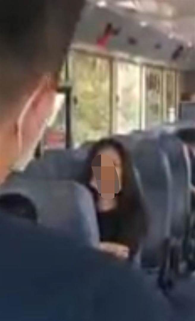 桃園客運711車次13日有1名婦人搭車時，把口罩拉下來，她和駕駛、員警起爭執，最後員警給她20元讓婦人下車。（摘自臉書社團爆怨2公社）