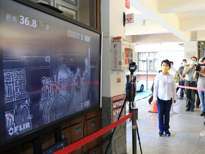 國中會考有3萬多人報考，台中市日進行考場防疫模擬演練，台中市長盧秀到文華高中考場巡視，要求防疫務必做到安全無虞。（陳淑芬攝）