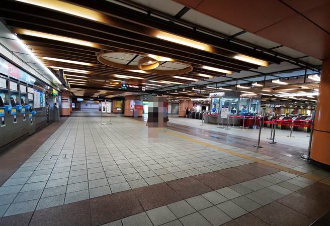 原本不分平假日都很多人潮的萬華龍山寺捷運站，於15日週六早上幾乎沒有人。（圖／讀者提供）