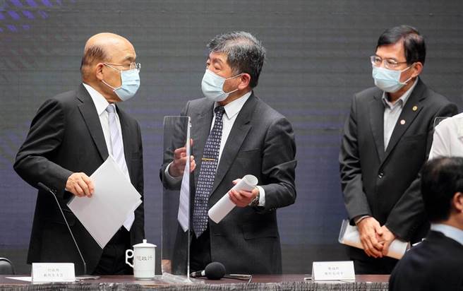 行政院長蘇貞昌（左）等人15日臨時召開記者會表示，14日一天就有180人本土確診，中央流行疫情指揮中心指揮官陳時中（中）緊接著宣布，現在到5月28日，新北市、台北市防疫警戒將升至第三級，兩人在會後交換意見。（張鎧乙攝）
