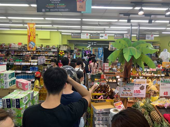 双北各大卖场与超市涌入民眾抢购民生必需品。（图／读者提供）