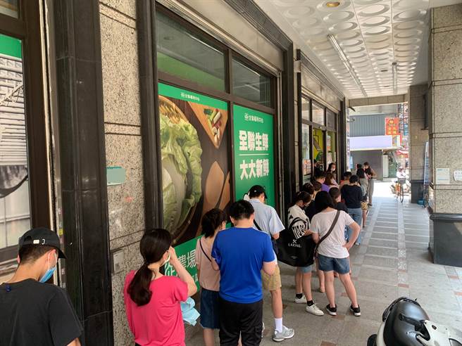 抢购民眾排队排到超市门口。（图／读者提供）