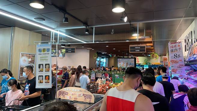 双北民眾疯抢食物，前台大医曝三色豆和部分泡麵都没有人要买，代表双北人还没失去理智。（图／读者提供）