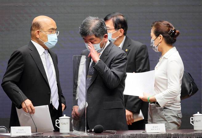 行政院长苏贞昌（左）等人15日临时召开记者会表示，14日一天就有180人本土确诊，中央流行疫情指挥中心指挥官陈时中（中）紧接着宣布，现在到5月28日，新北市、台北市防疫警戒将升至第三级，两人在会后交换意见时，陈不时揉眼睛。（张铠乙摄）
