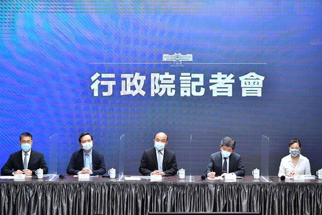 行政院長蘇貞昌今與行政院發言人羅秉成、中央流行疫情指揮中心指揮官陳時中、內政部長徐國勇、經濟部長王美花共同舉行記者會，說明防疫相關措施。（行政院提供）