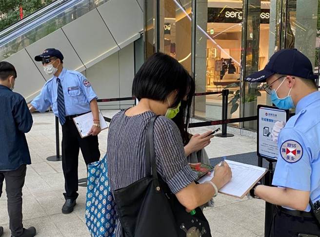 远百昨起已全面实施入馆「实联制」登记后，也密集进行馆内消毒、严格人流管制。（远百提供）