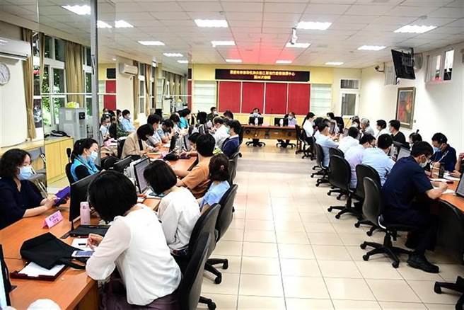 连江县长刘增应强调，配合中央加强海运、空运防疫措施，儘管担忧衝击马祖观光，一切以「防疫优先」，县民平安最重要。（连江县政府提供／叶书宏连江传真）
